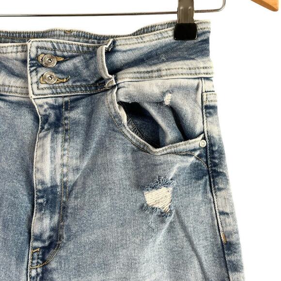 Zara High Rise Vintage Straight Leg Distressed Jeans in Light Blue Wash, Size 4 - Picture 4 of 9